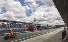 El piloto australiano de Honda Casey Stoner sale de boxes.