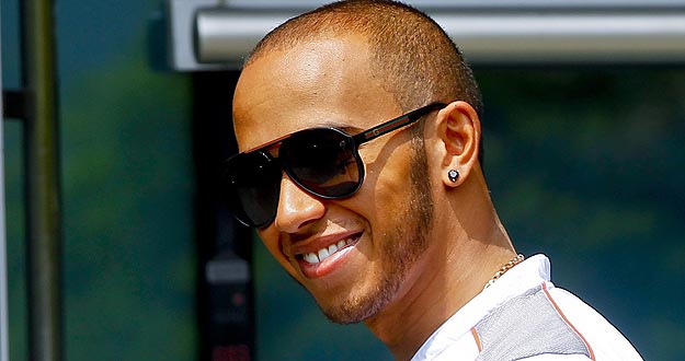 El piloto británico Lewis Hamilton sonríe en la calle de garajes ("paddock") del circuito de Shanghái, China.