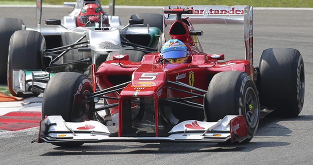 El piloto español Fernando Alonso, de la escudería Ferrari, en uno de sus adelantamientos en Monza.
