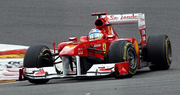 El piloto espa&ntilde;ol Fernando Alonso, de Ferrari, conduce su monoplaza durante el Gran Premio de B&eacute;lgica