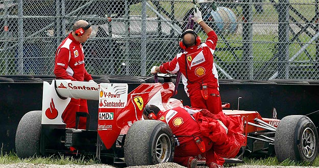 El piloto español Fernando Alonso ha perdido el control de su Ferrari y ha tenido un accidente en Mugello del que ha salido ileso. El piloto español Fernando Alonso ha perdido el control de su Ferrari y ha tenido un accidente en Mugello del que ha salido ileso.