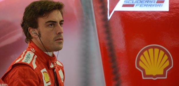 El piloto español de Ferrari, Fernando Alonso, en el 'box' del circuito de Silverstone El piloto español de Ferrari, Fernando Alonso, en el 'box' del circuito de Silverstone