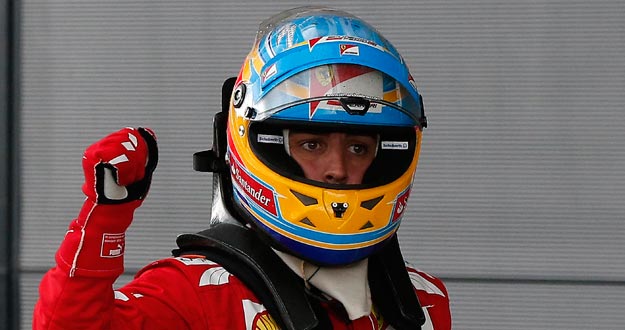 El piloto español de Ferrari, Fernando Alonso, levanta el puño en señal de alegría tras hacerse con la 'pole' en el GP de Gran Bretaña. El piloto español de Ferrari, Fernando Alonso, levanta el puño en señal de alegría tras hacerse con la 'pole' en el GP de Gran Bretaña.