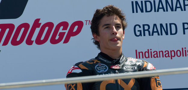 El piloto espa&ntilde;ol Marc Marquez celebra en el podio su victoria.