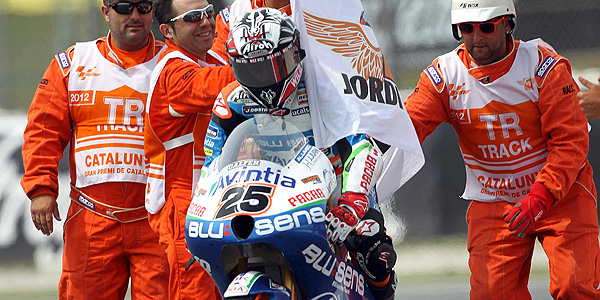 El piloto español de Moto3 Maverick Viñales celebra su victoria en el Gran Premio de Motociclismo de Catalunya. El piloto español de Moto3 Maverick Viñales celebra su victoria en el Gran Premio de Motociclismo de Catalunya.