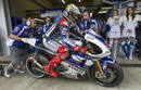 El piloto espa&ntilde;ol de Yamaha Jorge Lorenzo sale de boxes.