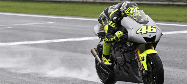 El piloto italiano Valentino Rossi prueba la nueva Yamaha M1.