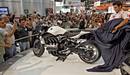El piloto de motociclismo Dani Pedrosa, actual l&iacute;der de Moto GP, destapa uno de los prototipos que la marca japonesa Honda ha presentado en la Feria MotOh! que se celebra desde hoy en Barcelona.