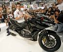 El piloto de motociclismo Dani Pedrosa, actual l&iacute;der de Moto GP, posa con la Honda DN-01, la principal novedad que la marca japonesa ha mostrado en la Feria MotOh!