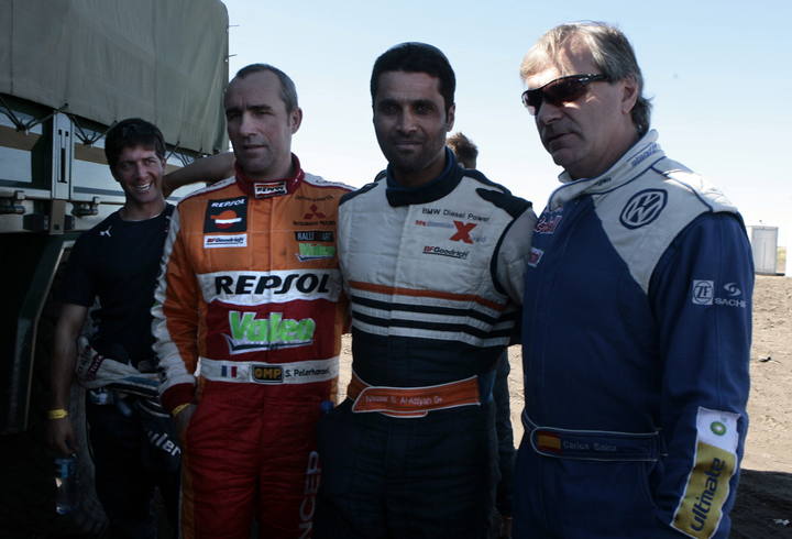 El piloto qatar&iacute; Nasser Al Attiyah (C), posa con el espa&ntilde;ol Carlos Sainz (d), y el franc&eacute;s Stephane Peterhansel (i).