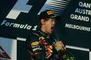 El piloto de Red Bull, el alem&aacute;n Sebastian Vettel, celebra su triunfo en el Gran Premio de Melbourne.