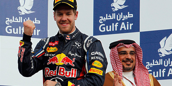 El piloto de Red Bull Sebastian Vettel en el podio de Bar&eacute;in.