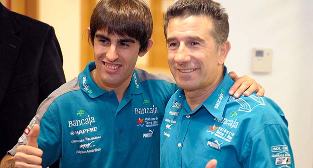 Juli&aacute;n Sim&oacute;n, acompa&ntilde;ado por Jorge Martinez Aspar, quien seguir&aacute; siendo su manager en Moto2.