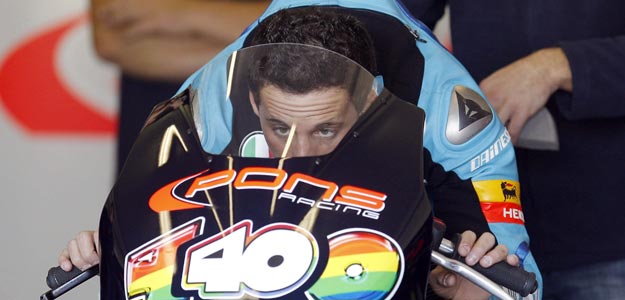 El piloto espa&ntilde;ol Pol Espargar&oacute;, del equipo de Sito Pons, se sube en el "box" a su montura