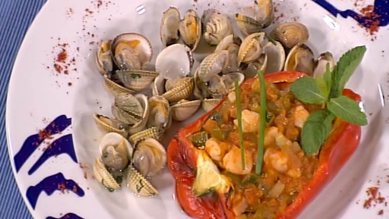 Pimientos rojos rellenos de pisto y berberechos