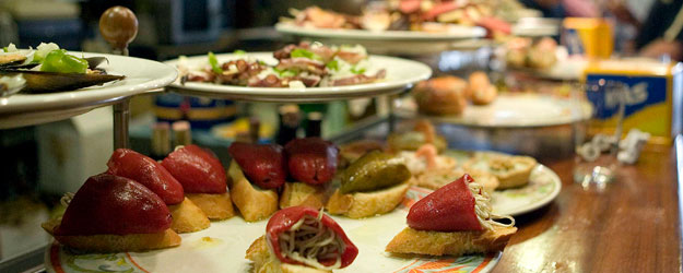 Pinchos de comida en un bar