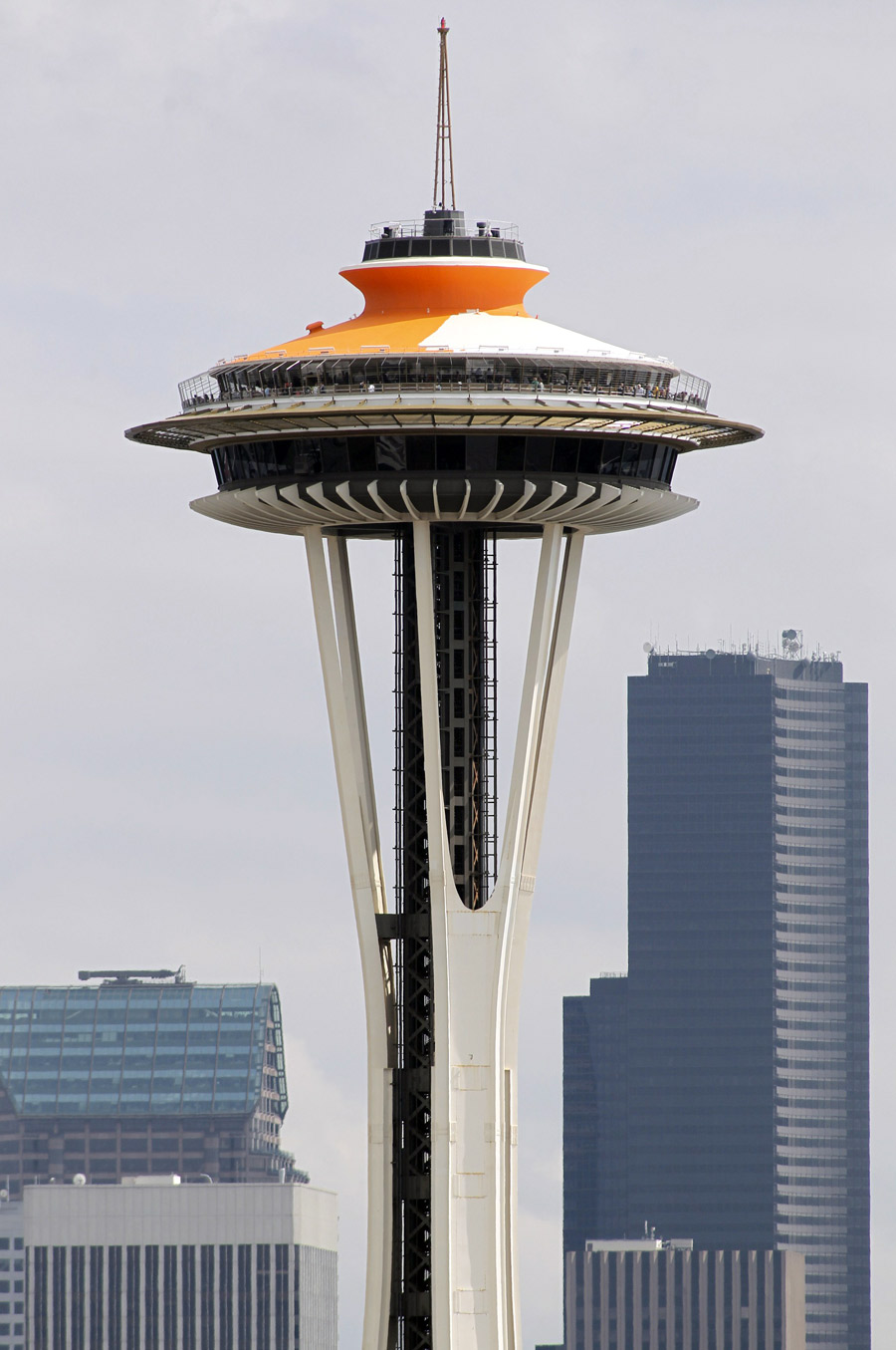 Pintando de «dorado galáctico» la Space Needle