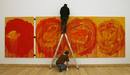 Dos trabajadores colocan la pintura Roses de Twombly.