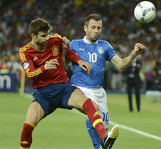 Piqué supera al italiano Cassano en la final de la Eurocopa 2012