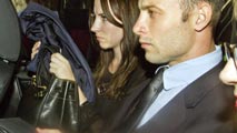 Ir al Video&nbsp;Pistorius no entrena por respeto a la familia de su novia