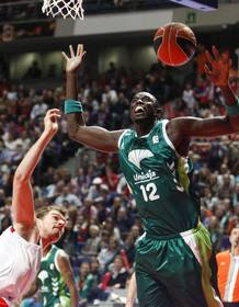 El p&iacute;vot brasile&ntilde;o del Tau Cer&aacute;mica Tiago Splitter lucha un bal&oacute;n con el p&iacute;vot senegal&eacute;s del Unicaja Boniface N'Dong.
