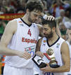 El p&iacute;vot de Espa&ntilde;a, Pau Gasol (i), felicita al escolta Juan Carlos Navarro que lleva en las manos el trofeo que le acredita MVP de la final.