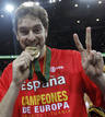 El p&iacute;vot Pau Gasol muestra la medalla de oro que acredita a la selecci&oacute;n espa&ntilde;ola como campeona de Europa, al t&eacute;rmino del partido de la final del Europeo 2011 en el que Espa&ntilde;a ha derrotado a Francia por un resultado de 98-85.