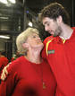 El pivot de la selecci&oacute;n espa&ntilde;ola de baloncesto Pau Gasol abraza a su madre.