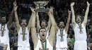 El p&iacute;vot de la selecci&oacute;n espa&ntilde;ola Felipe Reyes levanta el trofeo que acredita a la selecci&oacute;n espa&ntilde;ola como campeona de Europa, al t&eacute;rmino del partido de la final del Europeo 2011 en el que Espa&ntilde;a ha derrotado a Francia por 98-85.