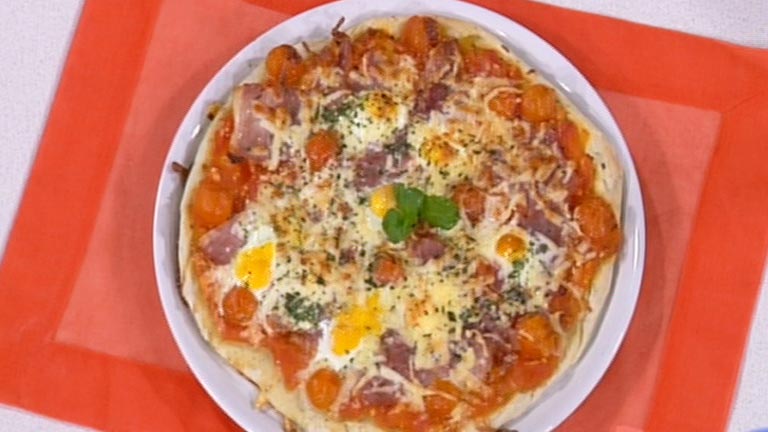 Pizza a los cuatro quesos con huevos de codorniz