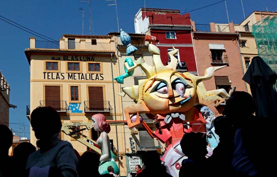 Valencia inicia su fiesta con la 'plant&agrave;' de las fallas