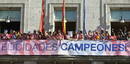 La plantilla del Atl&eacute;tico de Madrid celebra desde el balc&oacute;n de la sede de la Comunidad de Madrid la consecuci&oacute;n de la Liga Europa