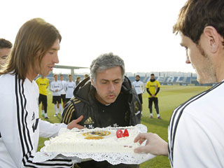 Ver v&iacute;deo  'La plantilla felicita a Mourinho por su cumplea&ntilde;os'