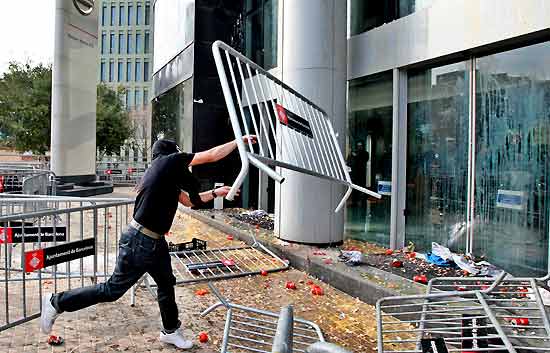 La plantilla de Nissan radicaliza sus protestas tras la presentaci&oacute;n del ERE