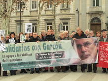 La plataforma "Solidarios con Garz&oacute;n" se concentra ante el Tribunal Supremo.