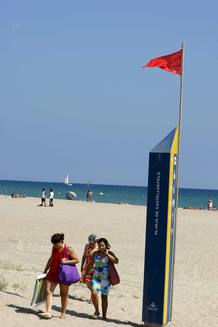 Vista de la playa de Castelldefels, donde se iz&oacute; la bandera roja, que proh&iacute;be el ba&ntilde;o, debido a la aparici&oacute;n de una mancha blanca, de origen y naturaleza desconocidos, flotando en el mar.