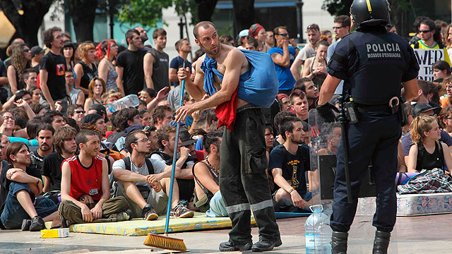 La Plaza de Catalu�a vuelve a estar llena de gente tras el desalojo de esta ma�ana