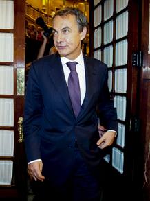El presidente del Gobierno, José Luis Rodríguez Zapatero, a su salida del pleno del Congreso. El presidente del Gobierno, José Luis Rodríguez Zapatero, a su salida del pleno del Congreso.