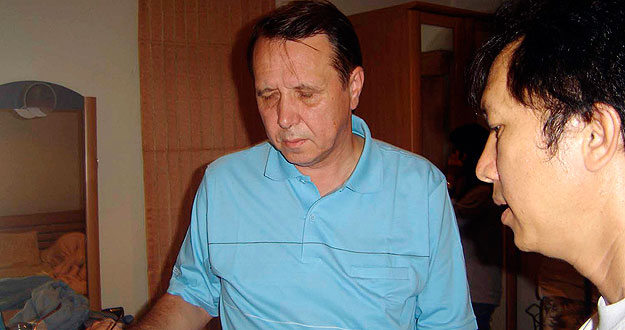 Pletnev, de 53 a&ntilde;os, habla con un polic&iacute;a en su residencia de la ciudad tur&iacute;stica de Pattaya en Tailandia.