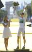 El corredor franc&eacute;s del Europcar, Pierre Rolland, celebra en el podio su victoria en la clasificaci&oacute;n de los j&oacute;venes del Tour de Francia.