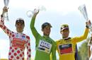 El espa&ntilde;ol del Euskaltel-Euskadi, Samuel S&aacute;nchez (izda), celebra en el podio su victoria en la clasificaci&oacute;n de la monta&ntilde;a del Tour de Francia, junto al vencedor de la regularidad Mark Cavendish (3i), y al vencedor del Tour, el australiano Cadel Evan