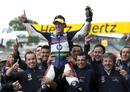 Pol Espargar&oacute; celebrando el triunfo en Silverstone con su equipo.