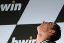 Pol Espargar&oacute; disfruta sobre el podio de su primera victoria en el Mundial de Moto2.