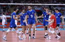 Los polacos celebran tras marcar un gol a Argentina durante el partido de voleibol de la fase preliminar, grupo B, de los Juegos Ol&iacute;mpicos Londres 2012.