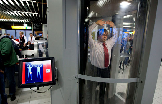 Holanda pondr&aacute; en marcha quince esc&aacute;nares corporales en sus aeropuertos
