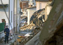Un agente de polic&iacute;a vigila la zona destrozada por el terremoto en la localidad italiana de Onna.