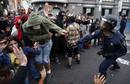La polic&iacute;a carga contra los manifestantes del 25S.