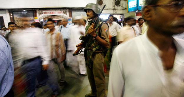 Un polic&iacute;a indio vigila la Chhtrapati Shivaji, la terminal de la estaci&oacute;n de tren atacada en los atentados de Bombay.