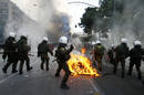 Contin&uacute;an los altercados en la segunda jornada de violencia en la s calles de Grecia. Tras la muerte de un menor a manos de un polic&iacute;a, miles de personas se lanzaron a las calles y comenz&oacute; una batalla campal con los antidisturbios. En la foto un poli
