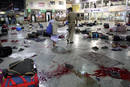 La presidenta de la Comunidad de Madrid, Esperanza Aguirre ha salido ilesa de una cadena de atentados terroristas en Bombay que se ha cobrado ya al menos 80 muertos y m&aacute;s de 250 heridos. En la foto estado en el que ha quedado la estaci&oacute;n de tren.